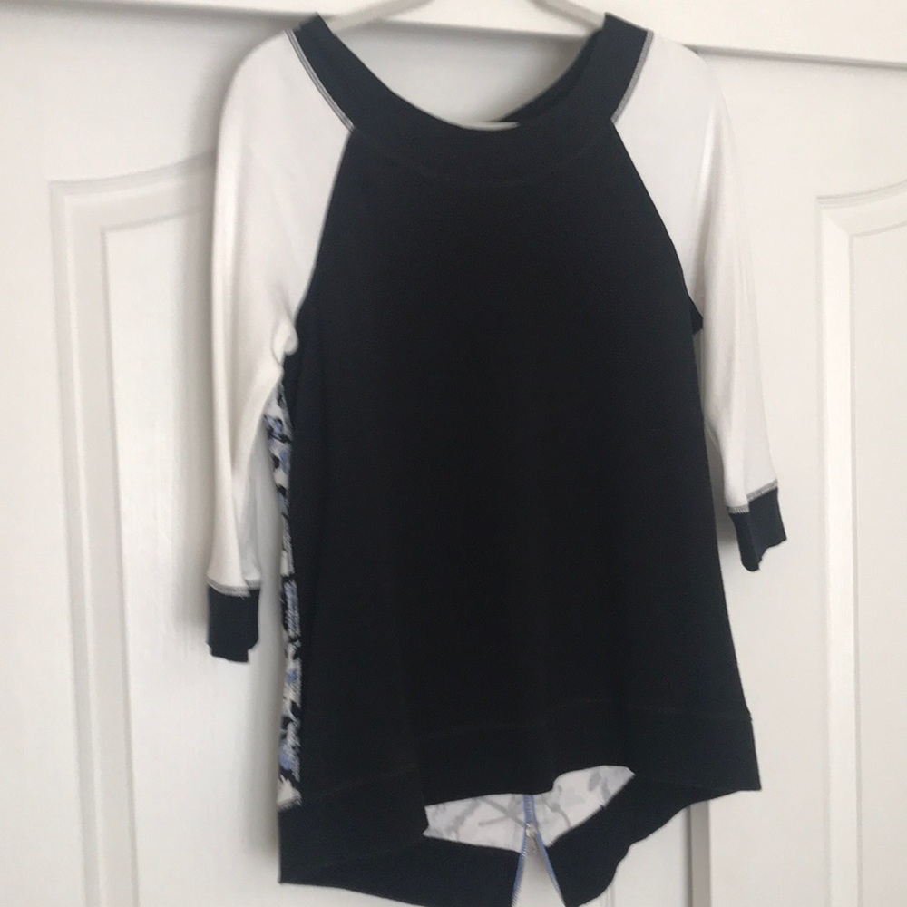 Chico’s zip detail tunic top. Chico’s size 1